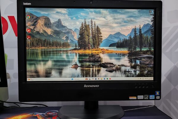 Lenovo All in One 3314 - Core i5 - 8GB RAM - 256 GB de almacenamiento de estado sólido